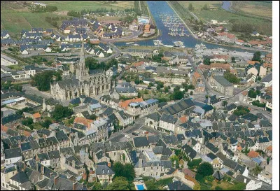 Quelle est cette petite ville de 5 300 habitants, traversée par la Douve, située à proximité de la baie des Veys et des plages du débarquement ?
