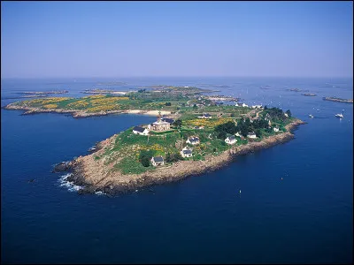 Quel est le nom cet archipel, situé au nord de la baie du Mont-Saint-Michel, en face de Granville, dont seule la grande île est habitée ?
