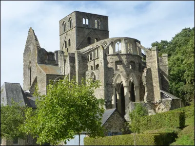 Quel est ce village du centre du département, connu pour les vestiges de son abbaye du XIIe siècle ?