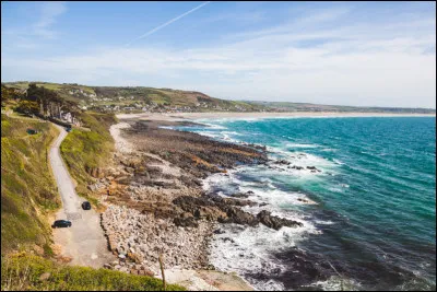 Quel est ce site de la côte ouest du département, formé d'une avancée granitique dans la mer et connu comme le lieu d'implantation d'une importante centrale nucléaire ?