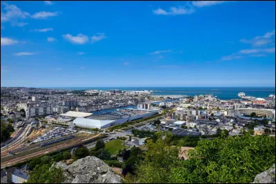 Quelle est cette ville, la première du département par la population avec 77 000 habitants ?