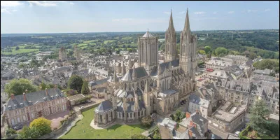 Quelle est cette ville de 10 000 habitants, connue pour sa grande cathédrale gothique ?