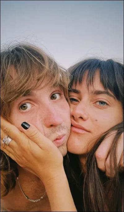 Selon les rumeurs, avec qui est-il en couple en juin 2024 ?