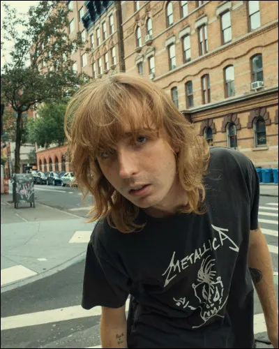 Pour terminer, son surnom est __ _____, car il partage peu d'informations sur sa vie priv&eacute;e.