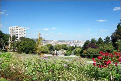 Dans quelle ville est situé le parc de la Butte-du-Chapeau-Rouge ?