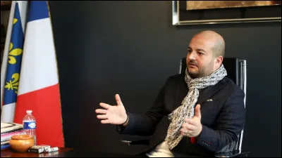 Quelle est cette ville du sud-est qui a vu, aux élections municipales de 2014, la victoire de la liste FN avec 45,55 %, puis l'élection de David Rachline comme maire ?