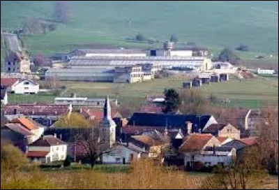 Nous partons à présent à La Ferté-sur-Chiers. Village de l'arrondissement de Sedan, construit sur une île formée par la Chiers, il se situe dans le département ...