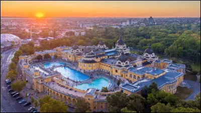 Finissons avec l'illustre ville de Budapest. En quelle année les trois villes Obuda, Buda et Pest se sont-elles unies définitivement pour former Budapest ?