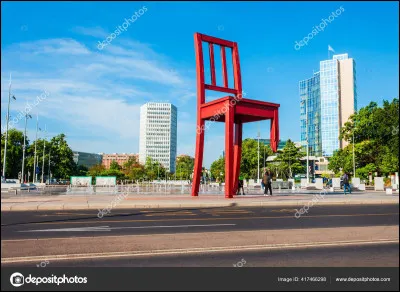 Pour symboliser les victimes des attentats, la ville de Genève a choisi l'oeuvre "La chaise vide", sculpture monumentale de Daniel Berset, est-ce exact ?
