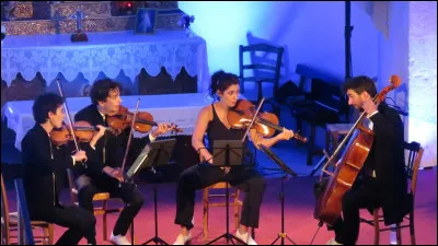 Quel est le principe du jeu "Les chaises musicales" ?