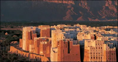 La ville de Chibam, surnommée "la Manhattan du désert", est inscrite au patrimoine mondial de l'UNESCO. Dans quel pays se situe-t-elle ?