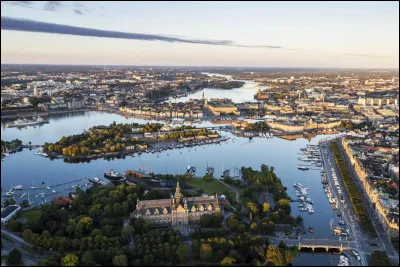 Quelle ville est construite sur 24 000 îles ?