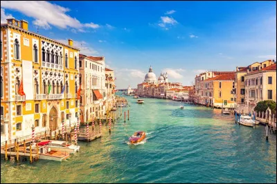 Laquelle de ces quatre villes est surnommée "La Venise du Nord" ?