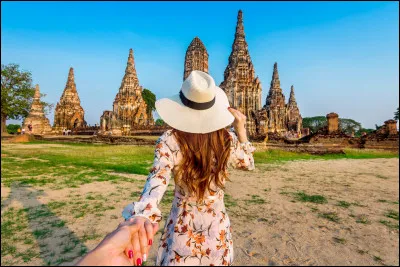 Qui chante "Emmenez-moi au bout de la Terre / Emmenez-moi au pays des merveilles / Il me semble que la misère / Serait moins pénible au soleil..." ?