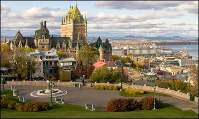 Dans quelle province canadienne la ville de Sainte-Adèle est-elle située ?