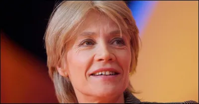 Complétez les paroles : "On est bien peu de chose / Et mon amie la rose / Me l'a dit ce matin / Vois le Dieu qui m'a faite / Me fait ... la tête".