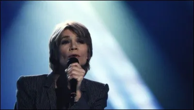 Complétez les paroles : "On est bien peu de chose / Et mon amie la rose / Est morte ... / La lune cette nuit / A veillé mon amie".