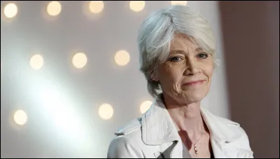 Complétez les paroles : "Moi en rêve, j'ai vu / Éblouissante et nue / Son ... qui dansait / Bien au-delà des nues / Et qui me souriait".