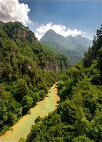 Dans quel pays coule le fleuve Adonis, également appelé Nahr-Ibrahim ?