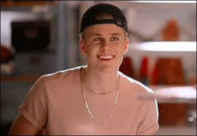 Alex réagit à la remarque de Reggie. Que répond-il alors ?