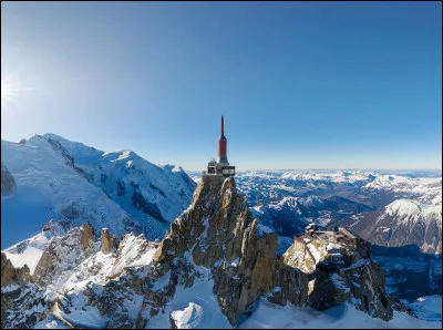 De quel massif l'aiguille du Midi est-elle un sommet ?
