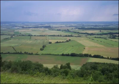 Quelle est cette région naturelle du nord-est du département, étirée sur 150 km entre les côtes de Meuse et de Moselle, formant une campagne agricole faiblement peuplée ?