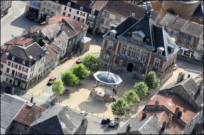 Quelle est cette petite ville de 2 400 habitants, située dans la partie nord de la plaine de la Woëvre, traversée par la Meuse et par le canal de l'Est ?