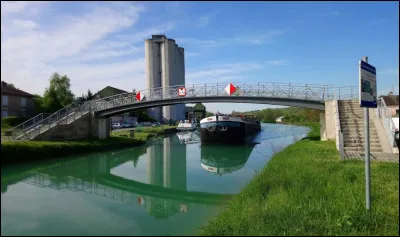 Quelle est cette grande voie navigable qui traverse le sud du département ?