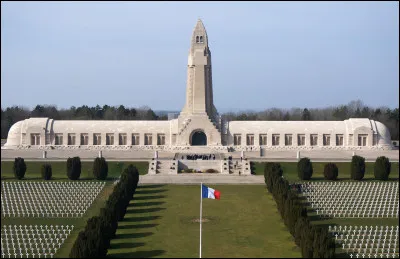 Quel est ce site mémoriel de la Grande Guerre, nécropole et ossuaire abritant les restes de 130 000 soldats ?