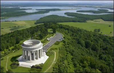 Que commémore ce monument érigé sur la butte de Montsec ?