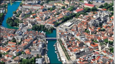Quelle est cette ville, traversée par la Meuse, ville la plus peuplée du département avec 16 500 habitants ?