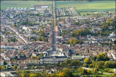 Quelle est cette ville de 5 300 habitants, sous-préfecture, située dans la vallée de la Meuse ?