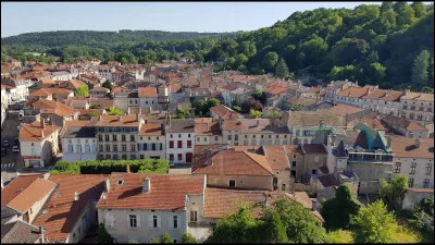 Quelle est cette ville de 3 900 habitants, traversée par la Meuse, enjeu de nombreux combats lors de la première guerre mondiale et de l'engagement des Américains en 1918 ?