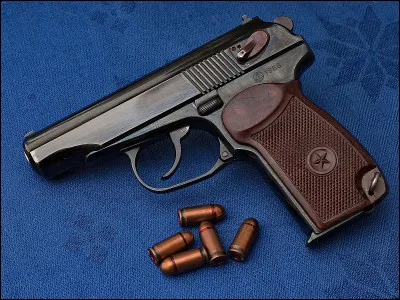 Quel est le nom du pistolet de 9 mm, iconique de la guerre froide ?