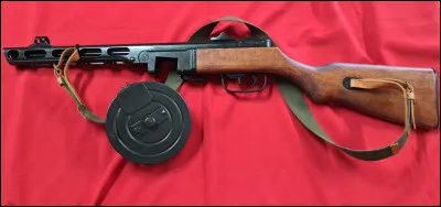 Quel est le nom de ce pistolet mitrailleur soviétique, considéré parmi les meilleurs de la Seconde Guerre mondiale ?