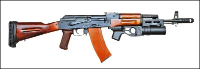 Quel est le nom de ce fusil d'assaut, massivement utilisé lors de l'invasion de l'Afghanistan par l'Union soviétique et de nos jours en Ukraine ?