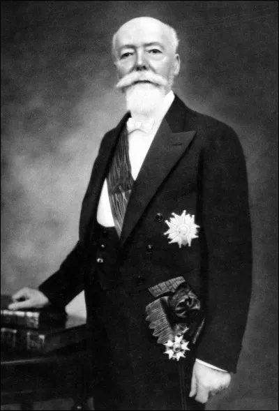 Paul Doumer, élu président en 1931, ne termine pas non plus son mandat car ...