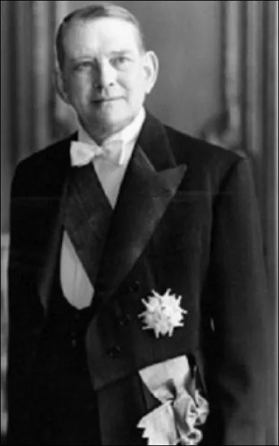 Deuxième et dernier président de la IVe République, René Coty, élu en décembre 1953, n'a pas terminé son mandat car ...