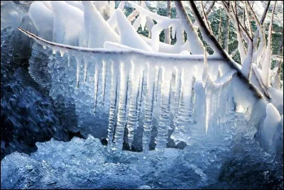 Votre laquais doit avoir les extrémités gelées, dites donc ! Quelle idée de travailler dehors par ce temps !