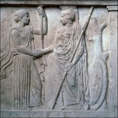 Alors que les troupes d'Hector prenaient l'avantage et forçaient les Grecs à reculer, Héra appela Athéna pour lui montrer la situation. Que décidèrent-elles ?