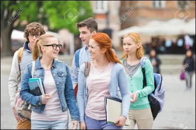Tu marches avec tes potes puis tu vois un SDF qui insiste pour que vous lui donniez de l'argent.