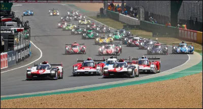 Km 25,3 : Gevrey-Chambertin. En 1954, sur la ligne SNCF entre Dijon et Chalon-sur-Saône, un record du monde de vitesse sur rail est battu. À quelle vitesse a roulé ce train ?
