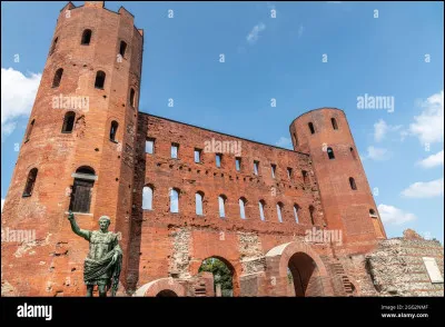 Km 11,5 : Reulle-Vergy. Jeanne de Vergy, en 1357, organise dans la collégiale de Lirey des expositions publiques d'un linceul présenté comme celui du Christ ; relique qu'elle aurait reçu de ses ancêtres. Aujourd'hui, sous quelle appellation est-il connu ?
