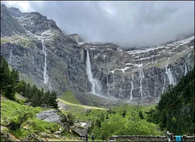 Quel est ce site, grand cirque glaciaire dont la hauteur des parois atteint donc près de 1 500 mètres en trois étages successifs ?