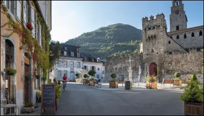 Quel est ce village, arrosé par le gave de Pau, connu pour les vestiges de son château fort et pour son église dite "des Templiers" ?