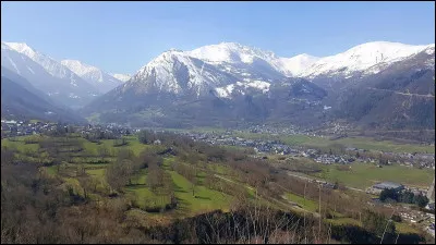 Quelle est cette petite région, vallée glaciaire parcourue par la Neste, située au sud est du département et reliée à l'Espagne par le tunnel routier transfrontalier d'Aragnouet-Bielsa ?