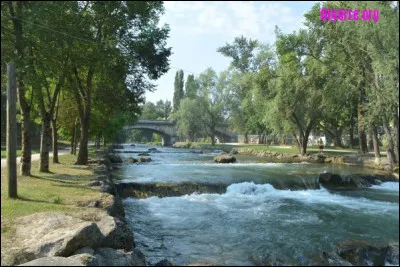 Quel est ce grand cours d'eau long de 300 km qui prend sa source à 2100 mètres d'altitude dans le massif du pic du Midi, coule vers le nord, arrose Bagnères-de-Bigorre et Tarbes, puis décrit une vaste courbe avant de rejoindre l'Atlantique ?