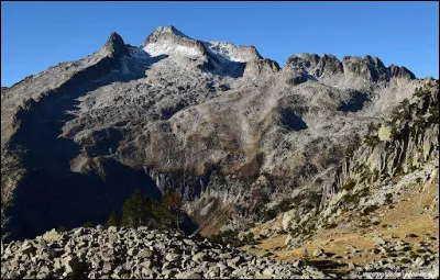 Quel est ce massif montagneux s'étageant entre 1 800 et 3 091 mètres d'altitude et comprenant de nombreux lacs dont le lac d'Aumar avec 25 hectares ?