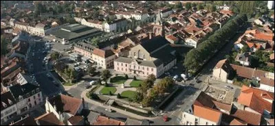 Quelle est cette ville de 4 800 habitants, située en plaine, dans le piémont pyrénéen et arrosée par l'Adour ?