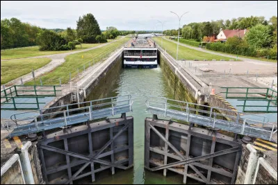 Quel est cet ouvrage hydraulique en E implanté dans un canal ou un cours d'eau pour le rendre navigable ?